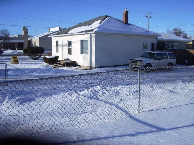 Bungalow Large Fenced Corner Lot 2 Blk.To Down Town R-3 Walk Up