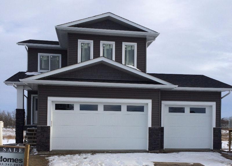 Tucked Away in a Quiet Close, Triple Garage, WalkOut & View!!