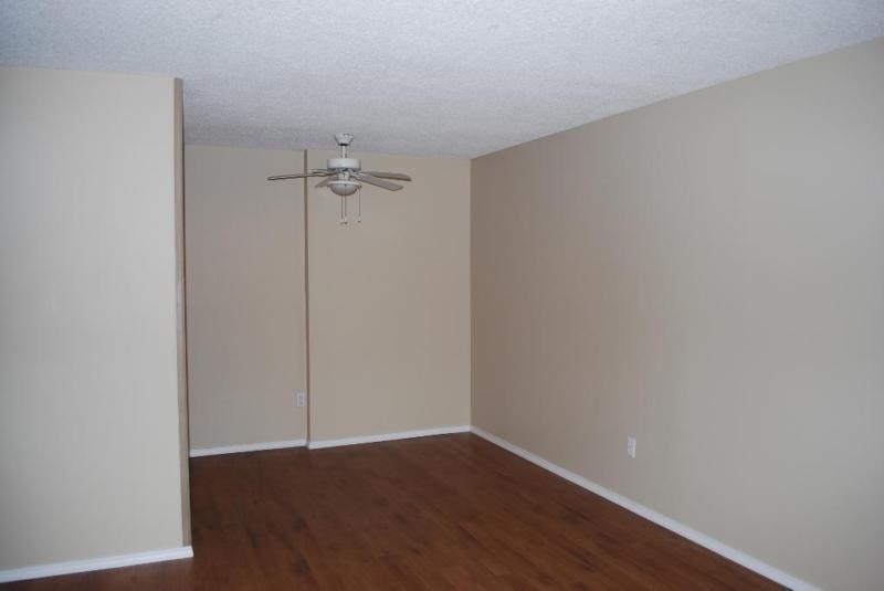 Spacious & Well Lit 2 Bedroom Suite Downtown - $895!