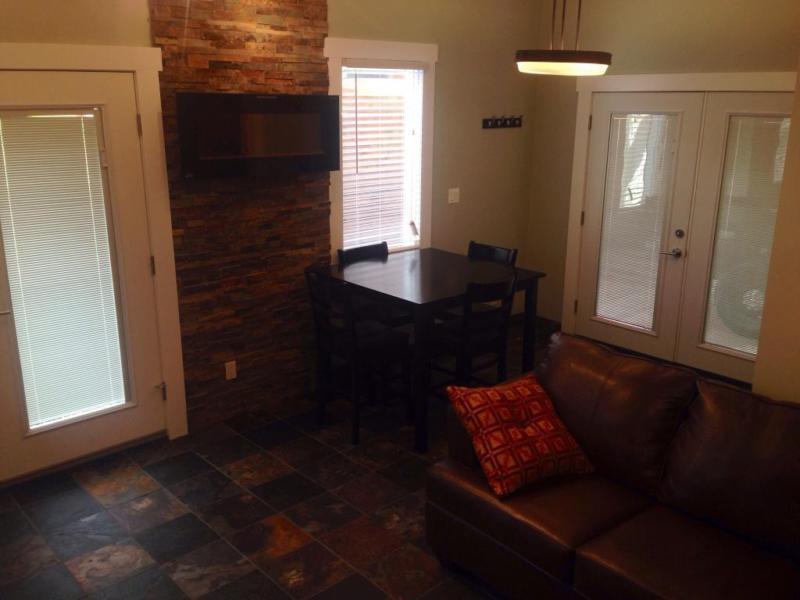 Cozy Furnished Carriage House East Trail March 1st