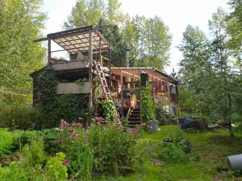 Private home,garden and mature trees one km from downtown