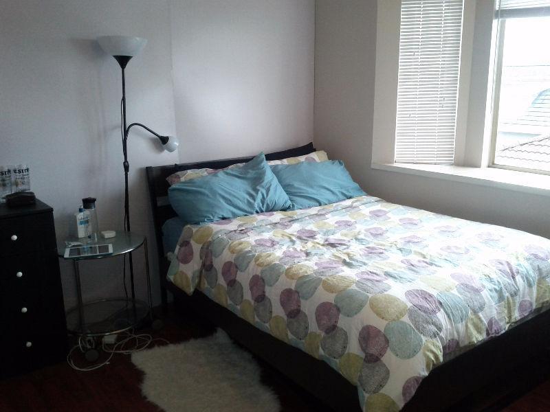 Large Bedroom in a Spacious House - Joyce Station