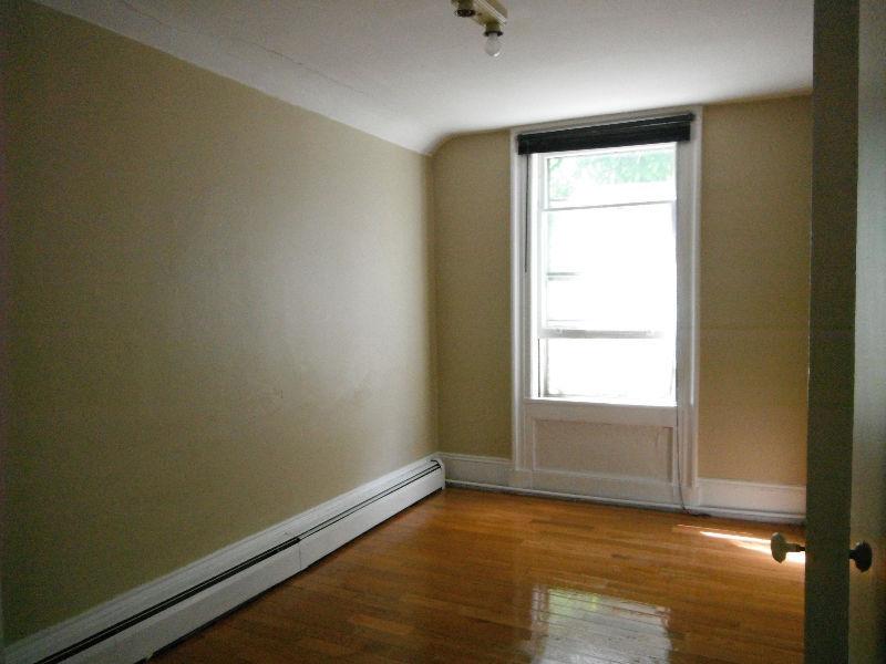 1 BDRM with heat and lights included on Charlotte St!