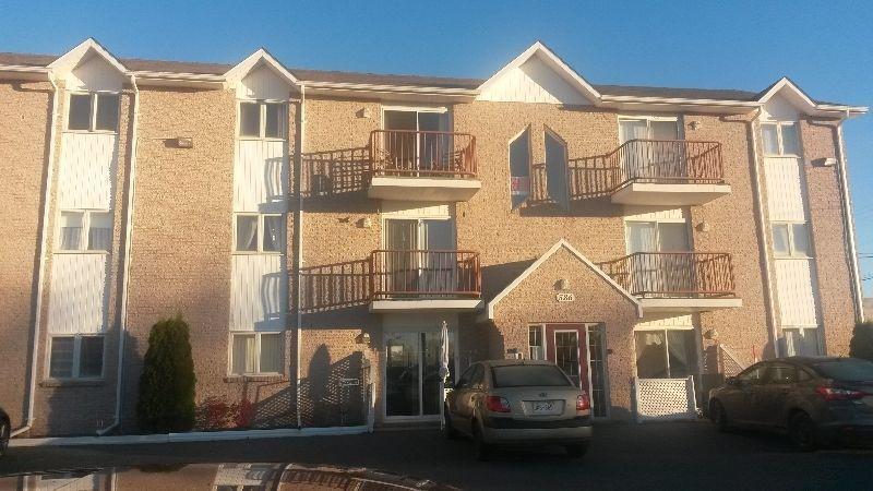 February Free. Large 2 bedroom unit with balcony