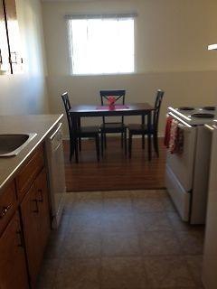 ONLY $695/MTH! WALKING DISTANCE TO ALL! RENOVATED UNIT!!