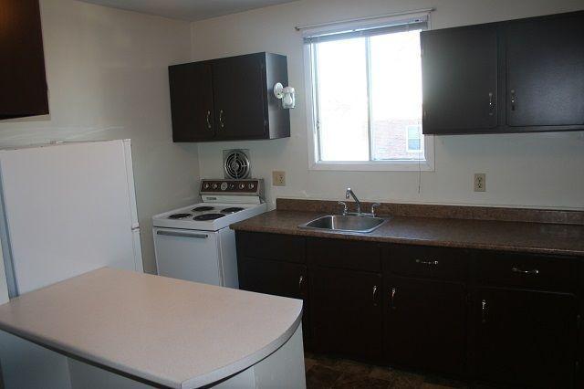 3 BEDROOM - FEB 1ST - DOWNTOWN - NO CARPET - EXTRA STORAGE