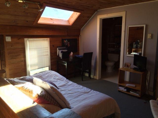 Cozy 2 Floor Bachelor DOWNTOWN