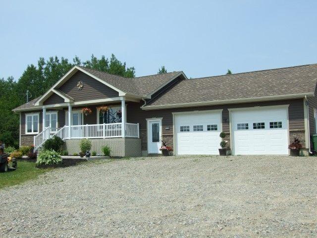 Bungalow âgé de 2 ans annexé avec garage double, St.-Sauveur