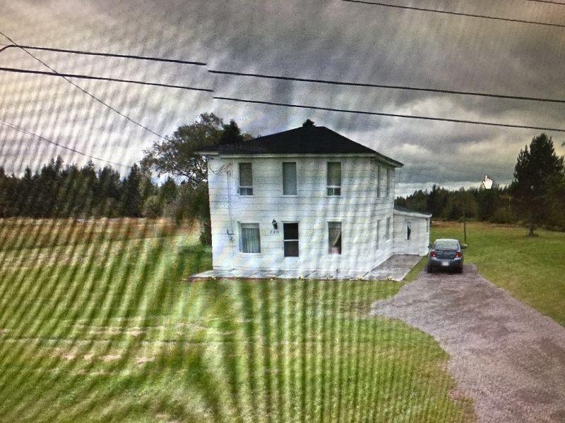 MAISON - TERRE À REVENU / HOUSE - INCOME LAND