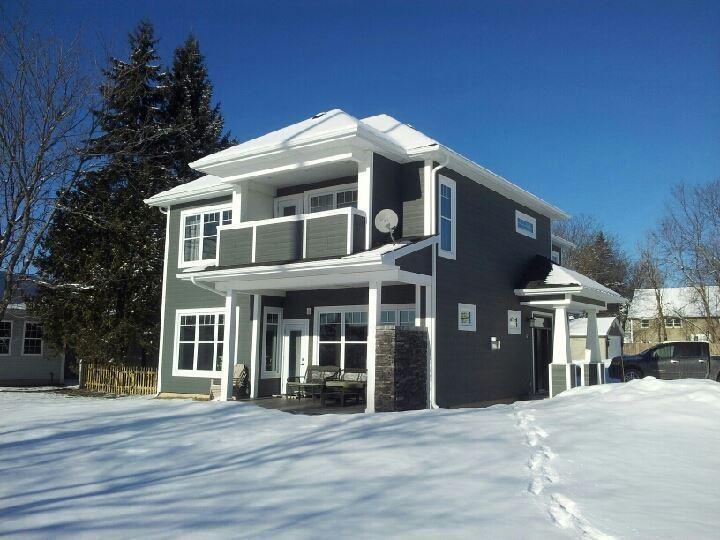 STUNNING EXECUTIVE HOME WITH AMAZING VIEW OF DOWNTOWN