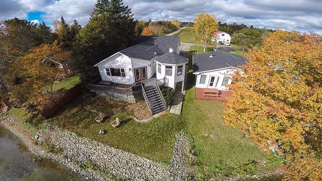Waterfront house on Oromocto Lake. Only 45 min from !