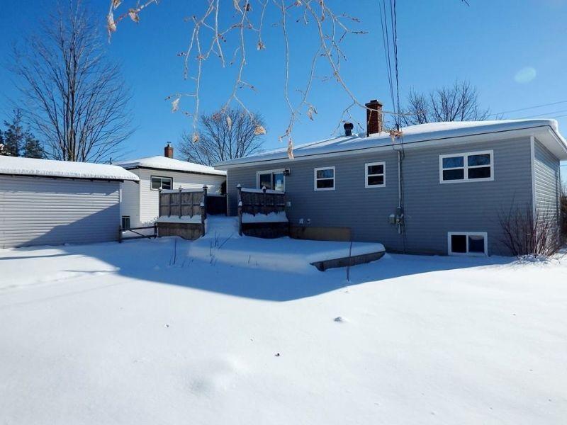 Great starter home in central Riverview. Whitepine