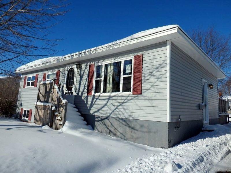 Great starter home in central Riverview. Whitepine