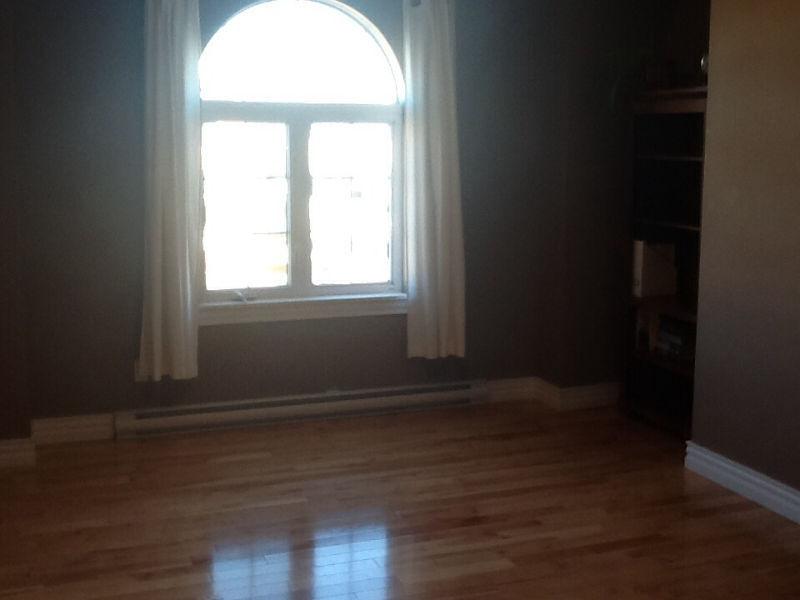 Bright Master bedroom available March 1st North