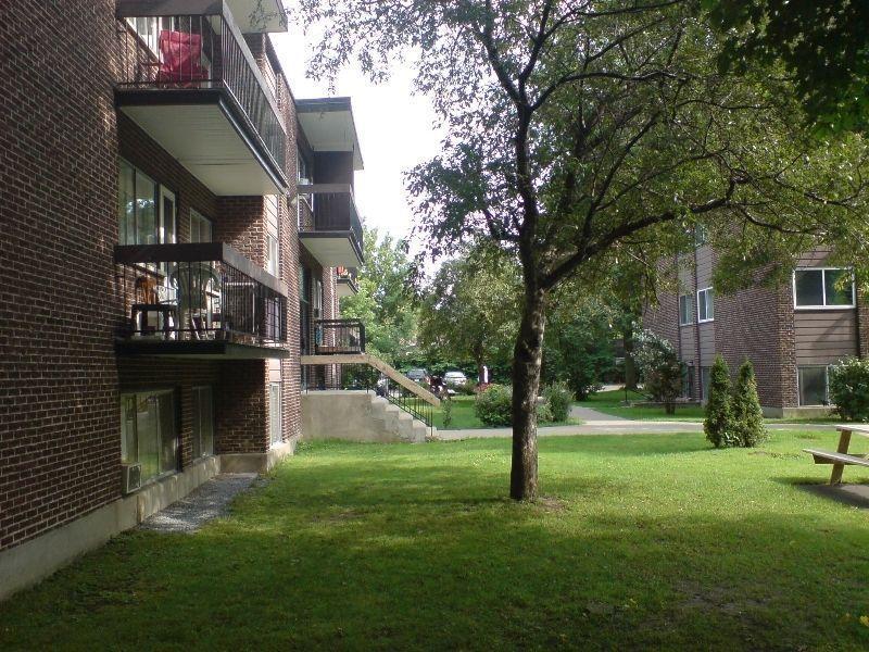 2 bdrm (util incl) centrally located