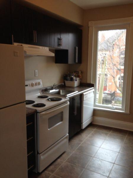 STUNNING EXECUTIVE 3 BDRM APT / THIS ONE IS SPOTLESS !!