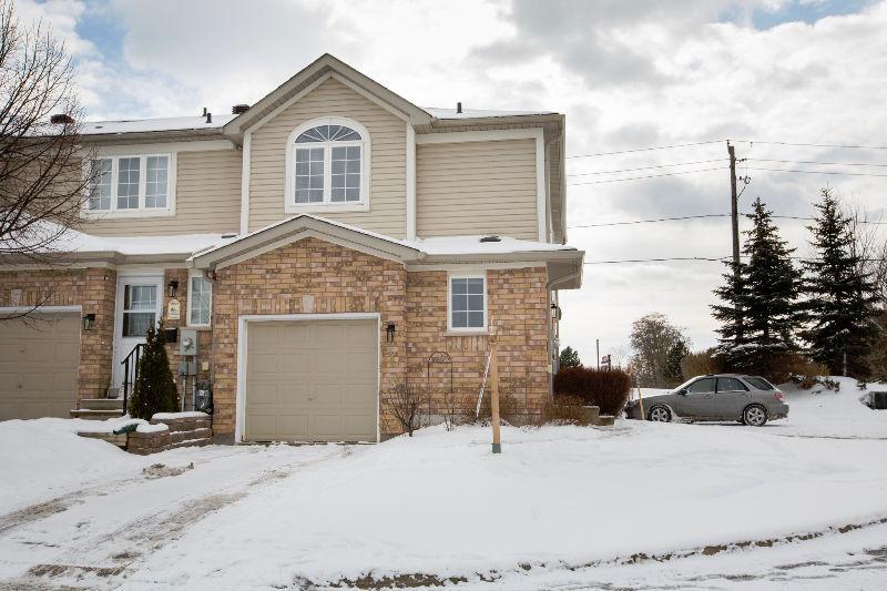 430 Mapleview Drive East #8 - BEAUTIFUL END UNIT TOWNHOME!