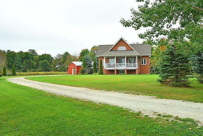 Gorgeous dream house in the country on 1.4 acres!