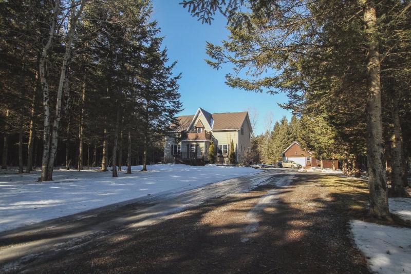 GEORGEOUS PRIVATE COUNTRY HOME -19325 GLEN RD SOUTH GLENGARRY