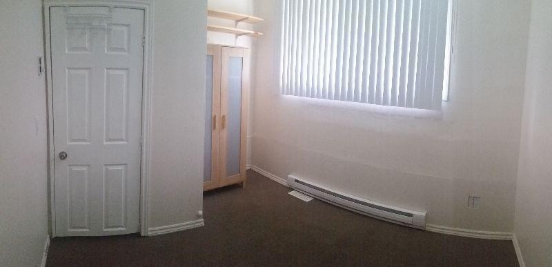 Student Housing Room for Rent - 5 MINUTE WALK TO CAMPUS