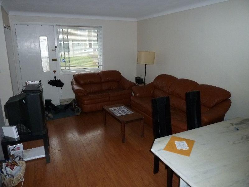 Location! Room for rent in 3 bedroom Apartment at Queens