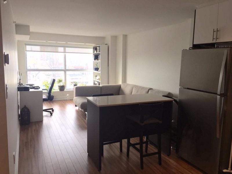 Lease takeover 1 Bedroom Condo Bronson/Gladstone Move in May 1st