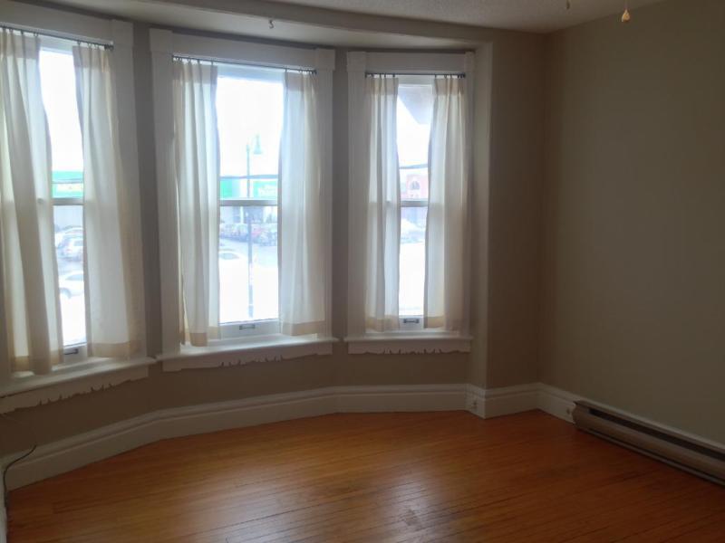 ALL INCLUSIVE, 1 BD + DEN, DT LOCATION! 1-264 Wellington St