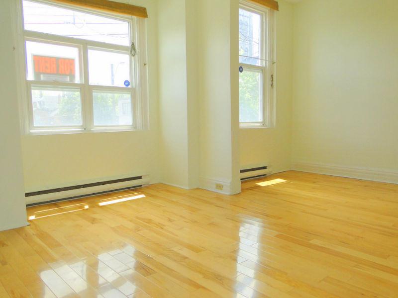 Q-GRADS 2BDRM MAY1 CLERGY STEPS2CAMPUS PKG/LNDRY HDWD FLRS