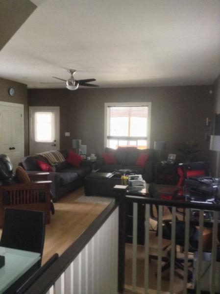 2 Bedrm Main Flr Unit Close to Western Great for Mature Students