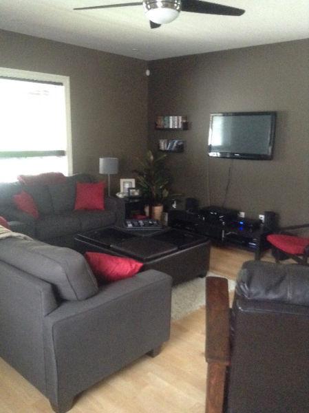 2 Bedrm Main Flr Unit Close to Western Great for Mature Students