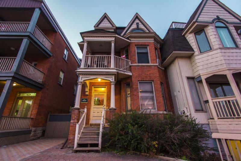 Spacious, Centretown 2 Bedroom Apartment - March 1st