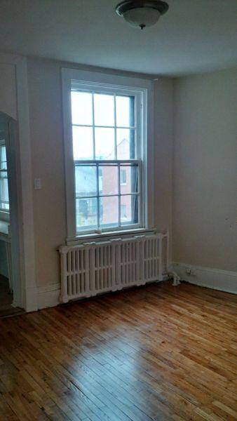 Byward Market 3 Bedroom Apartment - May 1st