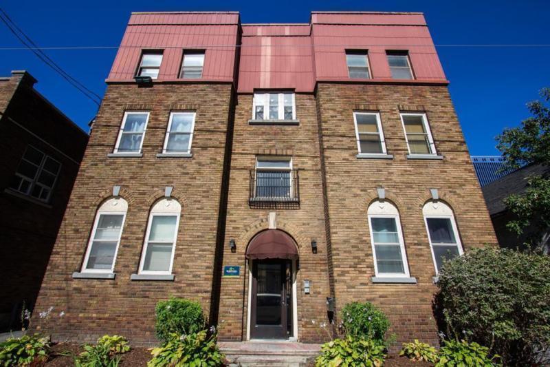 Large 3 Bedroom Apartment in Centretown - April 1st