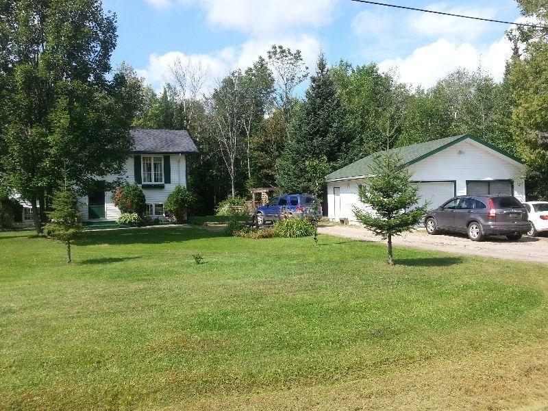 Quiet Country 3 bed home, garage, & pool, just outside