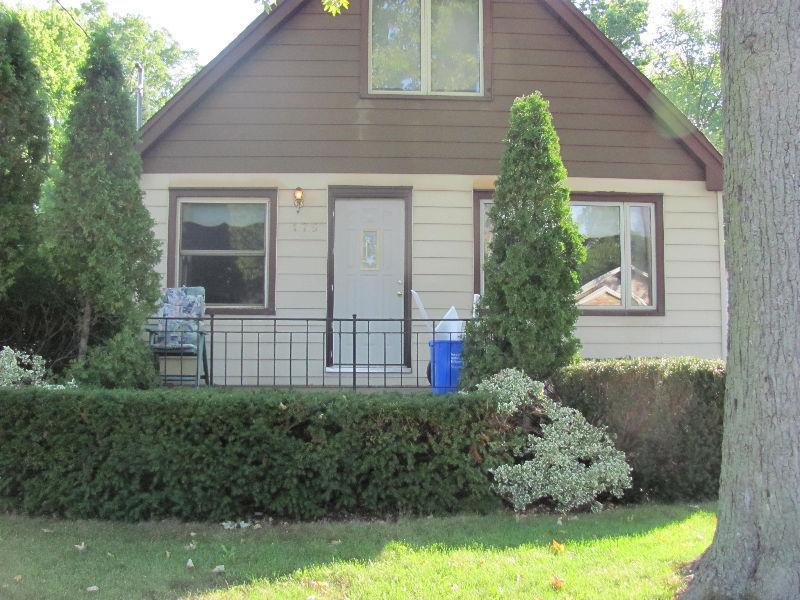 2 BEDROOM SUITE - GREAT LOCATION - CLOSE TO UWO & MALL