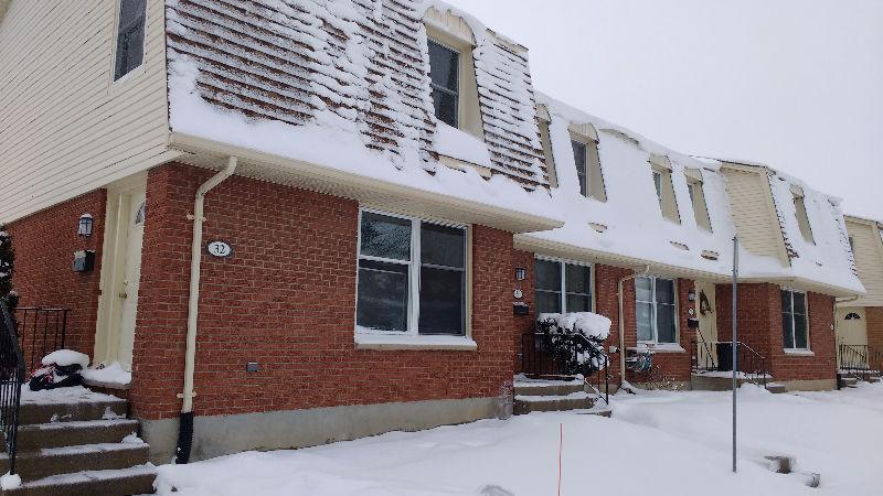 Quiet Area - White oaks Town house Condo 3+ Bedroom April 1st