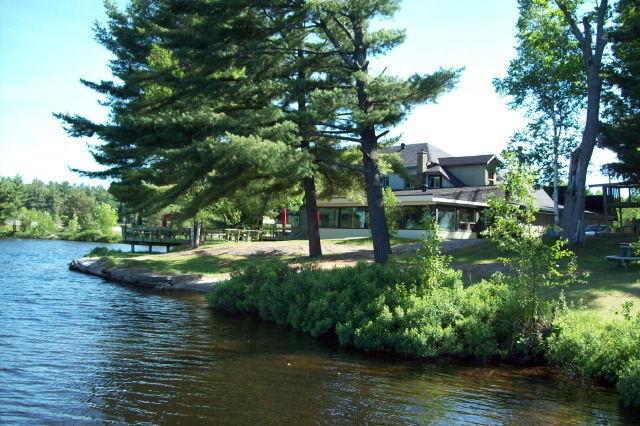 Lakefront 11 units motel and restaurant 5 ac in Parry Sound