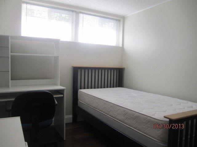 Available Now! Recently Renovated, Bright Room! Walk to Queen's!