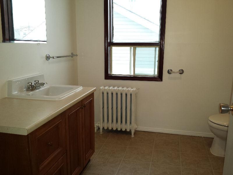 Centrally located: Bright 1 bedroom on Murray St