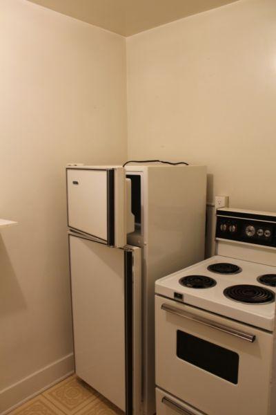 Large One Bedroom Apartment-Bloor St. $715 all in-Coin Laundry