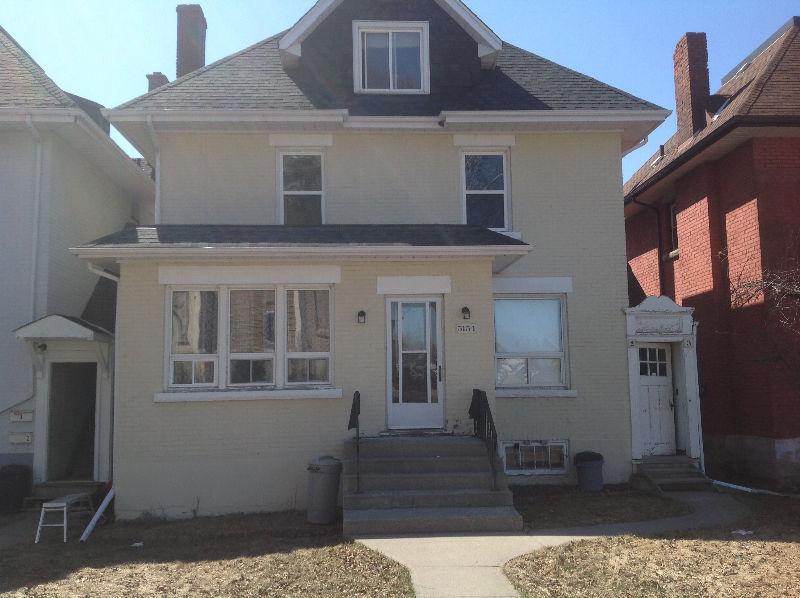 Beautiful 1bdr Apt,2dn floor/Tri-Plex,Hyde Park/Student,Professi