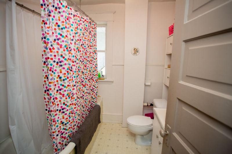 Beautiful 1bdr Apt,2dn floor/Tri-Plex,Hyde Park/Student,Professi
