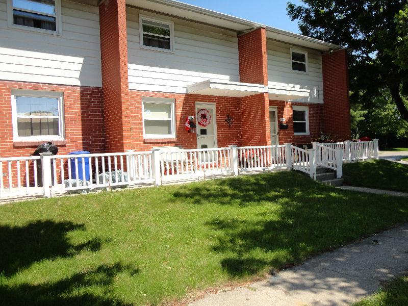 NORTHEND TOWNHOUSE ON ROSEDALE AVE. $950.00