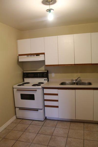 Bright 2 Bed/1 Bath- Walk-in Closet, Coin-laundry-Riverside Dr