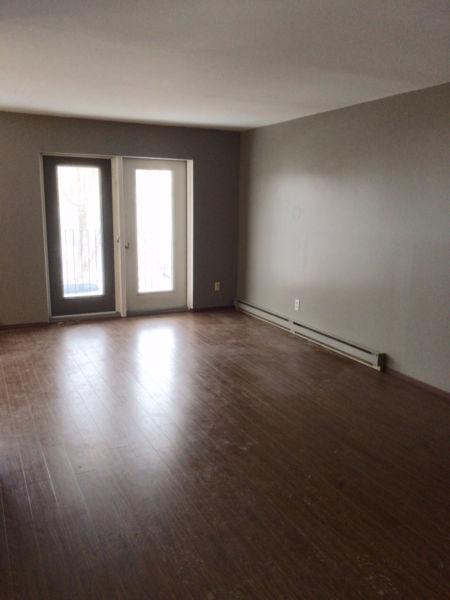 Westfort Beauty! 2br apartment, $925 + Hydro -- NOW!!