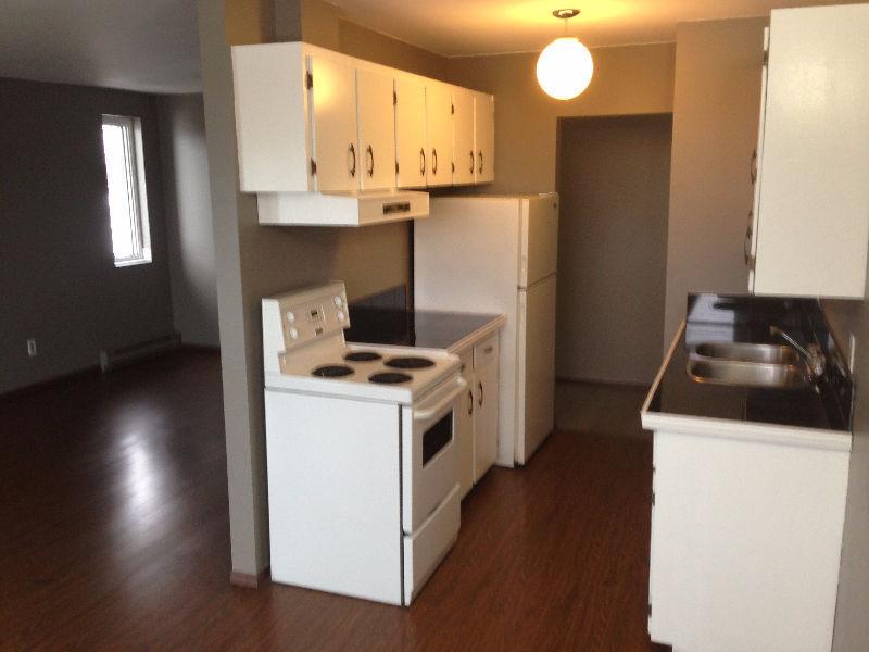 Westfort Beauty! 2br apartment, $925 + Hydro -- NOW!!