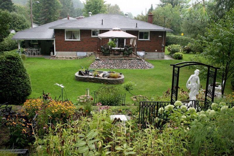 4 bedroom brick bungalow Corner Lot PRIVACY Campbell's Bay qc