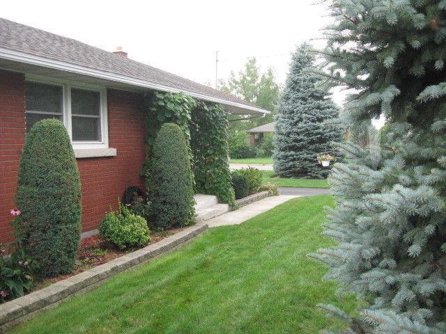 Many Updates 4 Bed 2 Bat brick bungalow very clean move-in cond