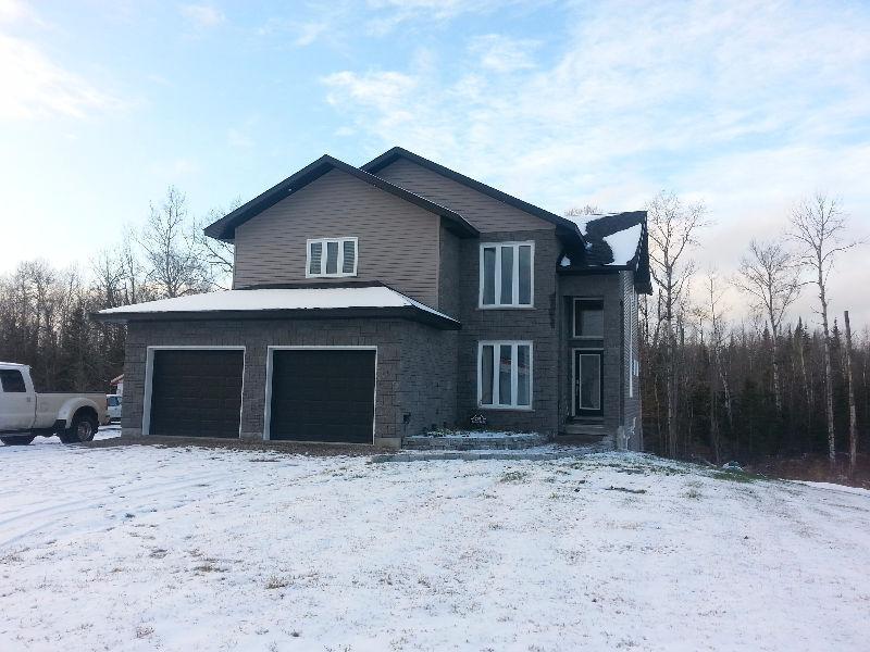 CHARMING AND SPACIOUS 2-STOREY HOME!