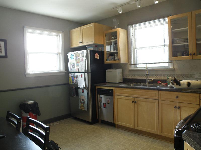 An attractive 3 br house close to Boulevard Lake